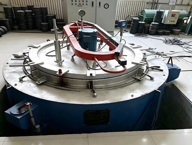 Horno de nitrocarburaci&oacute;n tipo pozo de ahorro de energ&iacute;a con postoxidaci&oacute;n para moldes y piezas de a
