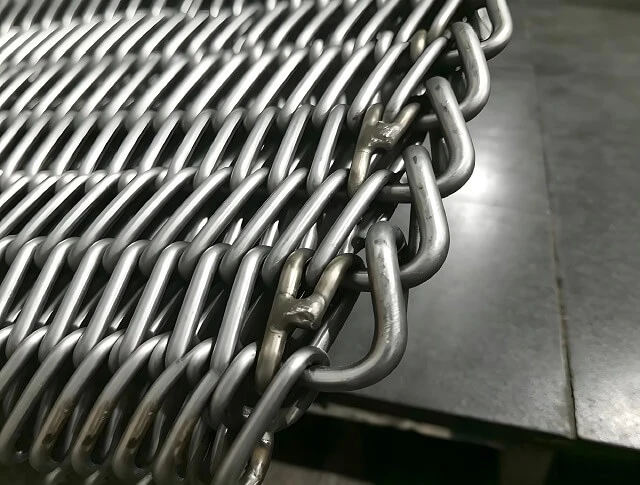 Cinta transportadora de tejido equilibrado de acero inoxidable para horno de tratamiento t&eacute;rmico de
