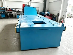 Tratamiento t&eacute;rmico de componentes peque&ntilde;os de gran volumen con tanque de ba&ntilde;o de sal con correa de
