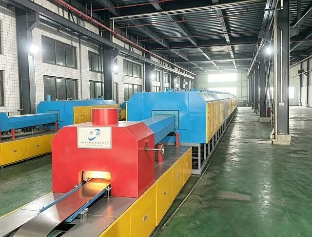 Horno de soldadura fuerte continua con correa de malla de 120 kW, 5 zonas a 1150 ℃ para metalurgia d