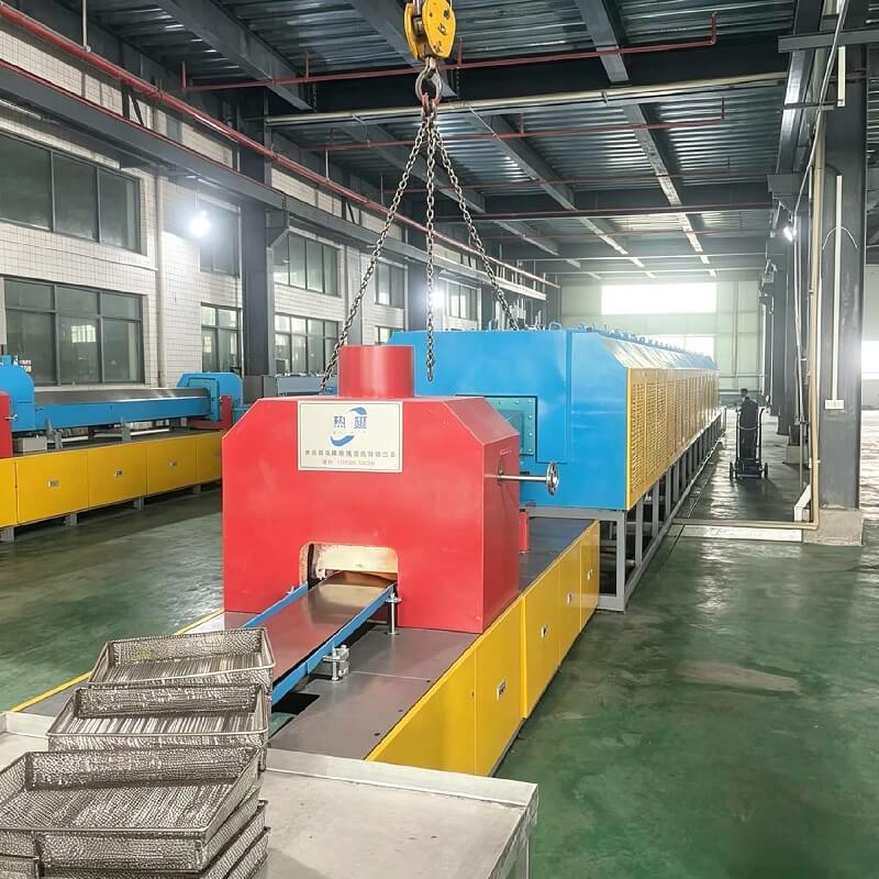 Horno de soldadura fuerte continua con correa de malla de 120 kW, 5 zonas, 1150 ℃ para metalurgia de polvos de hardware